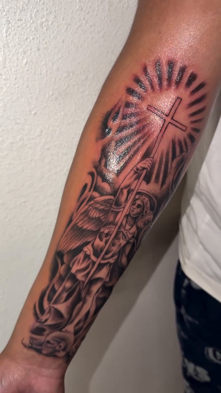 Tattoo by @miguelfernandez_tattoo — black_and_grey, realism