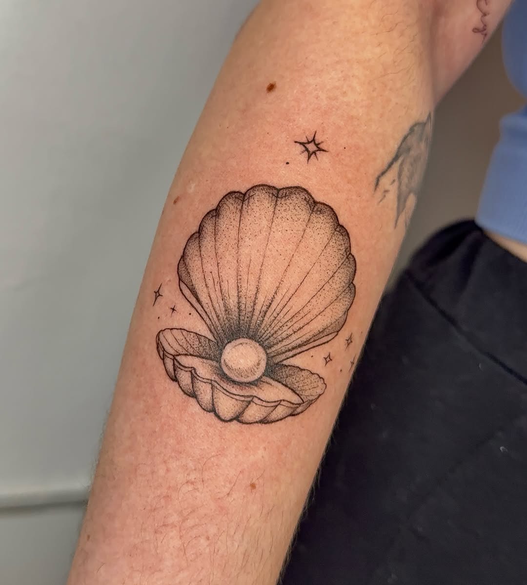Tattoo by @hosannatattoo — fine_line, dotwork