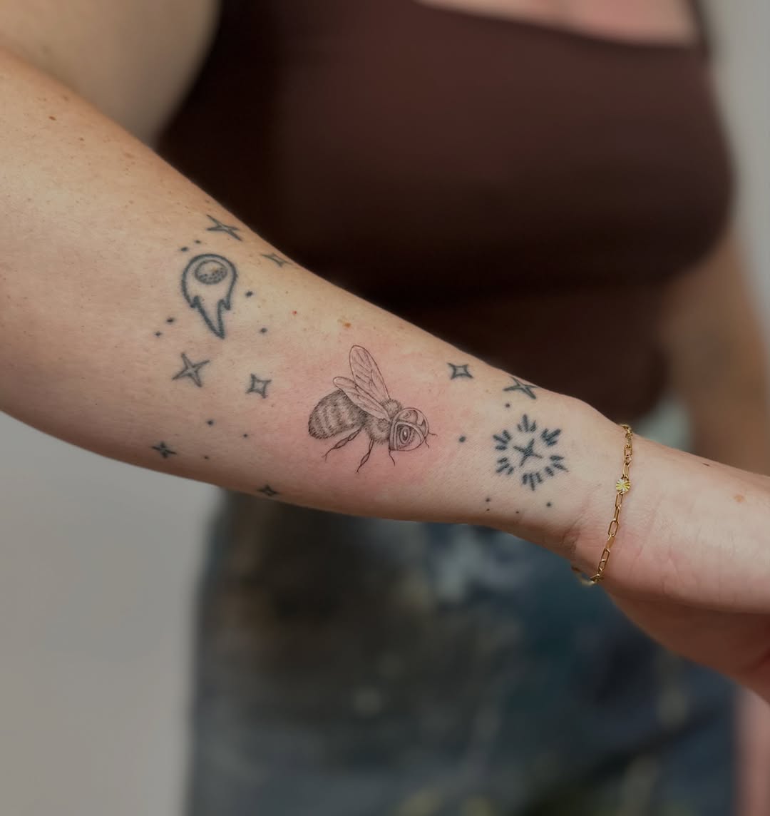 Tattoo by @ander.tattoos โ fine_line, black_and_grey