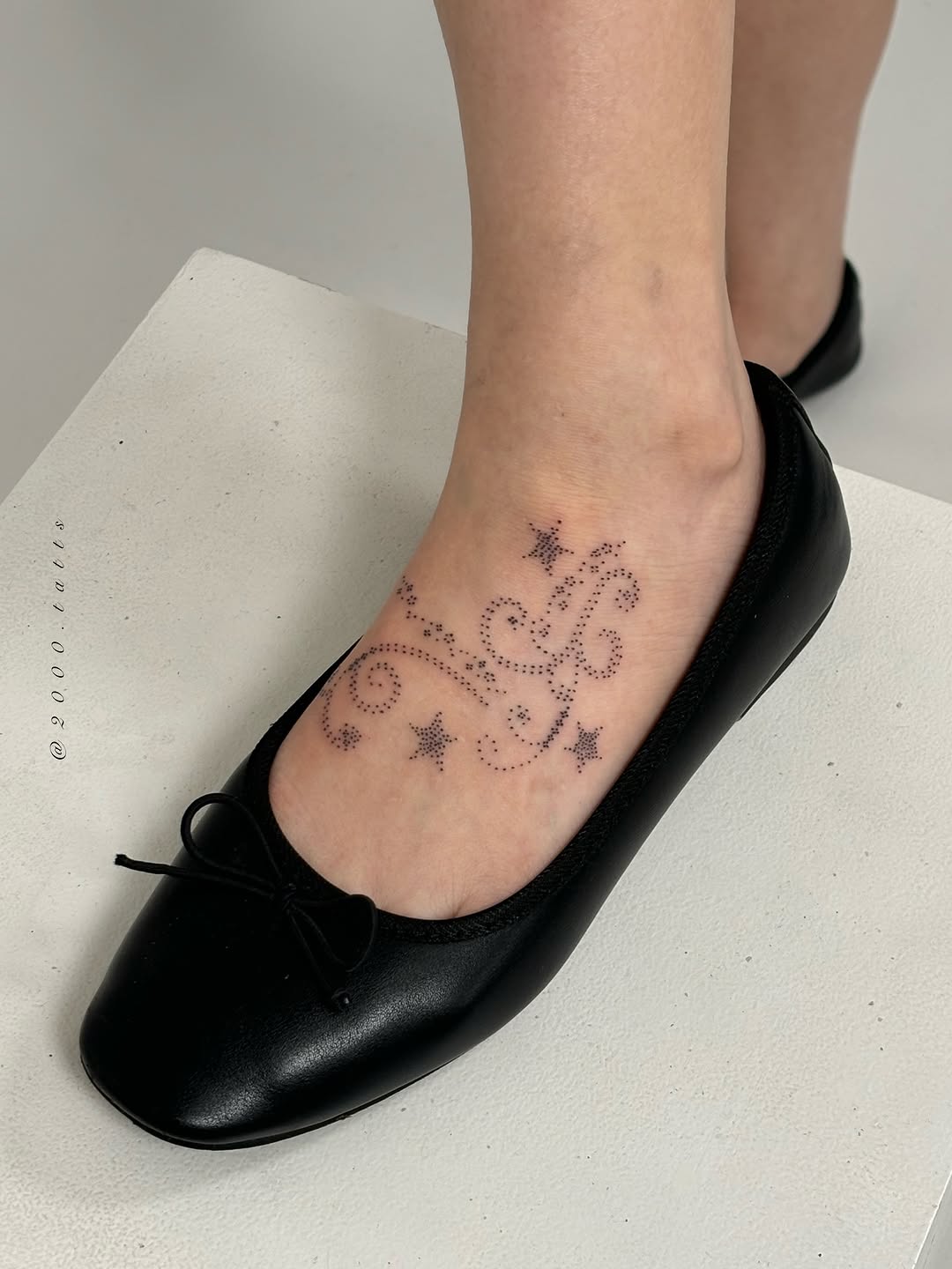 Tattoo by @2000.tatts โ dotwork, fine_line