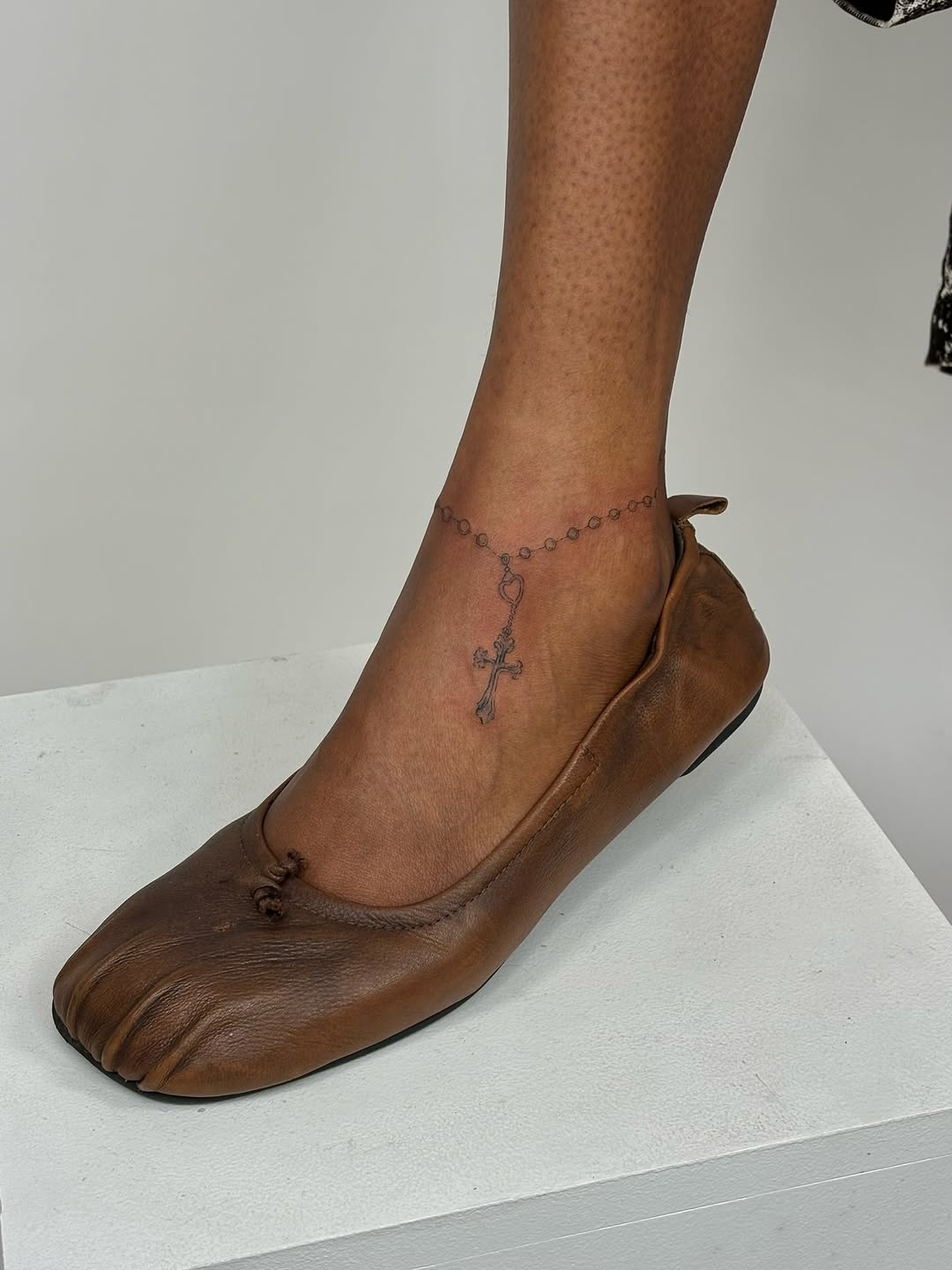 Tattoo by @2000.tatts โ fine_line