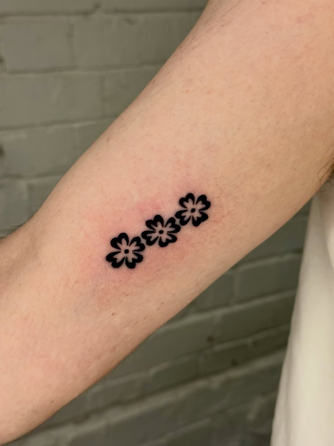 Tattoo by @studioalisi — fine_line