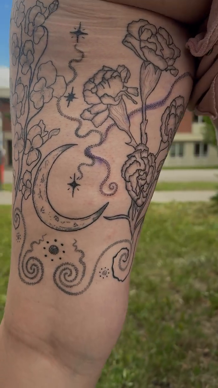 Tattoo by @patutattoo_by_e — fine_line, ornamental