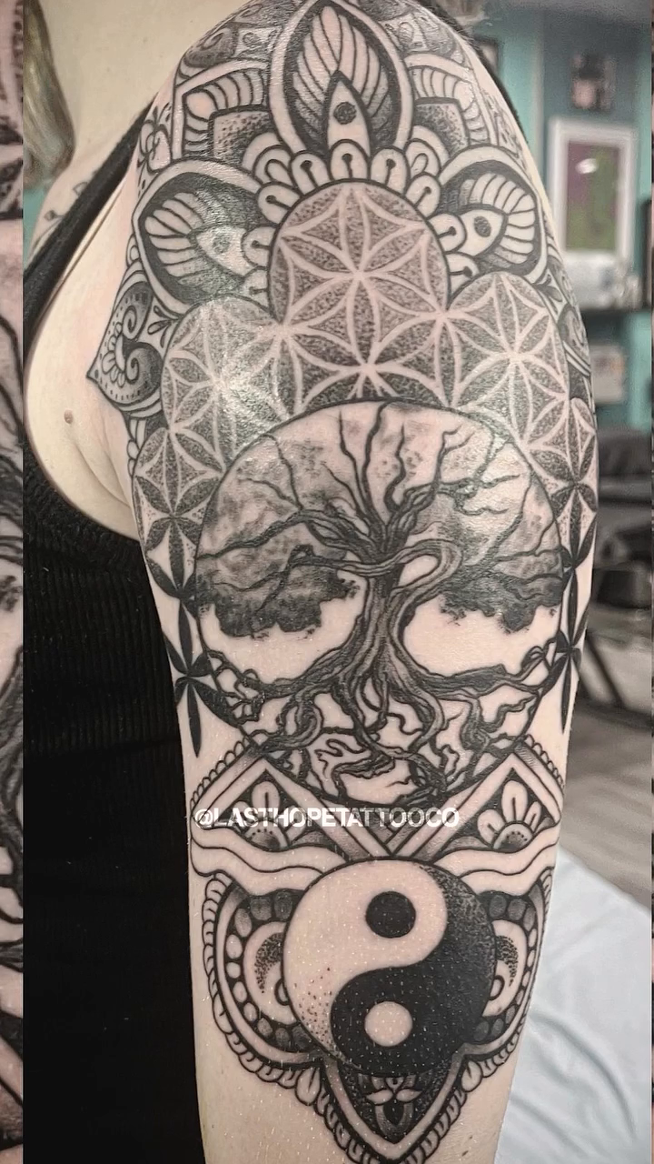 Tattoo by @la_ciscolita — geometric, black_and_grey