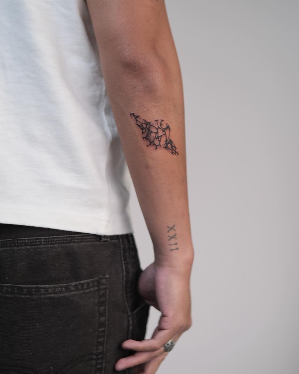 Tattoo by @moonfexx — fine_line, geometric