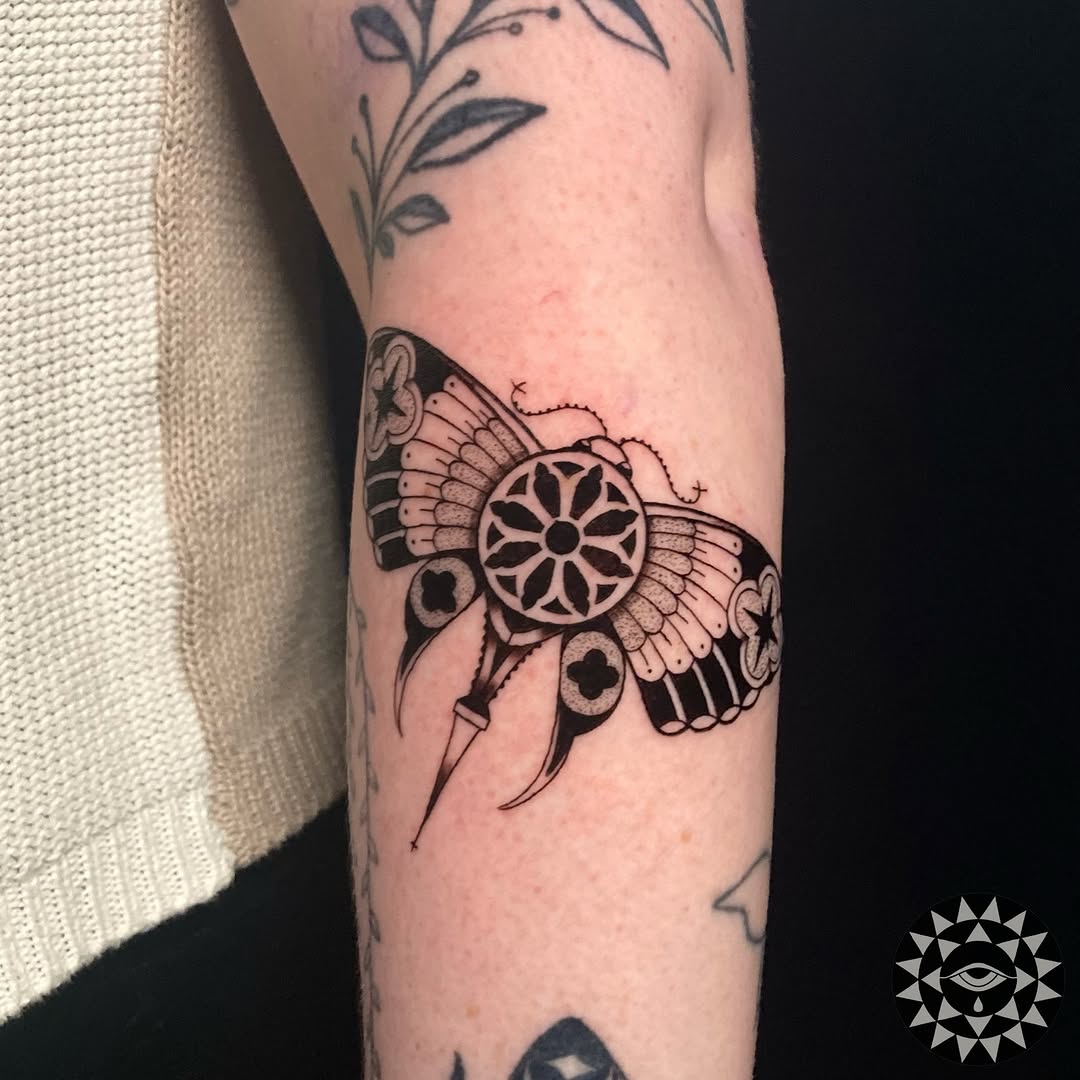 Tattoo by @chelsartistry — blackwork, ornamental