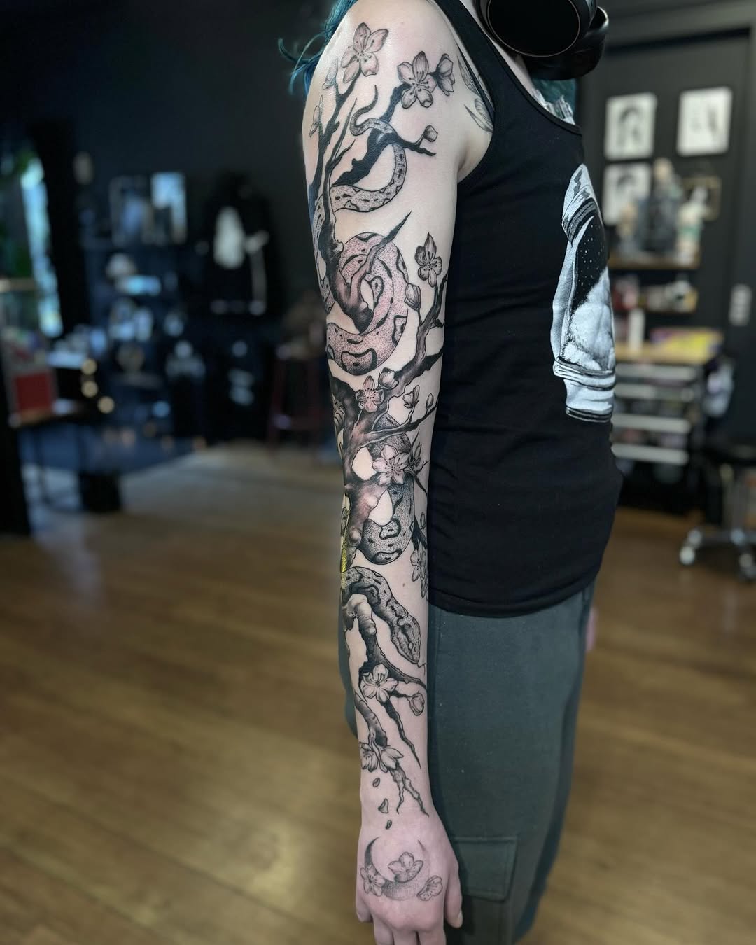 Tattoo by @sezarutattoos — black_and_grey, illustrative