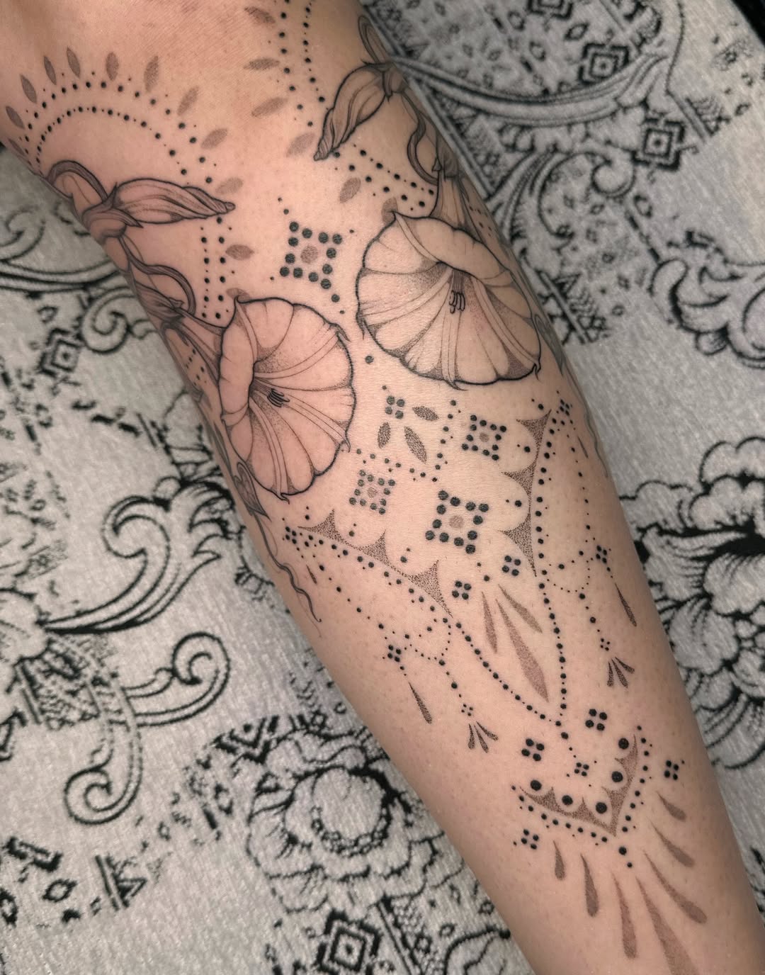 Tattoo by @mushrooomqueen β dotwork, fine_line