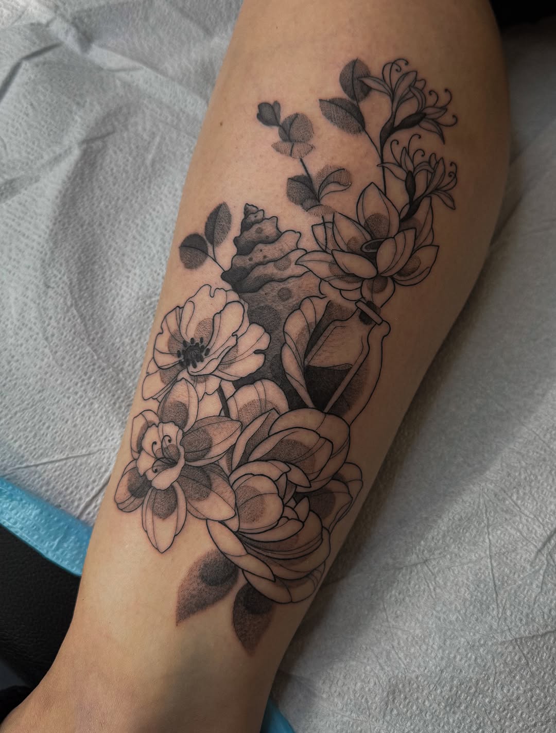 Tattoo by @peur_bleue.tattoo β fine_line, black_and_grey