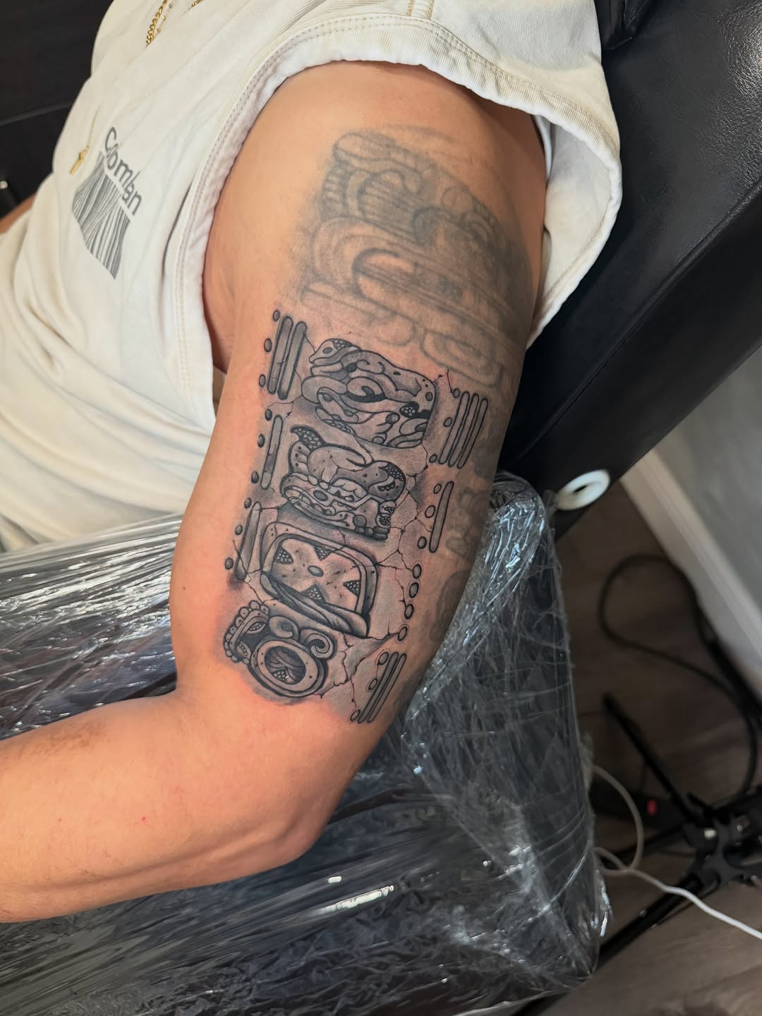 Tattoo by @saratattoo1 — black_and_grey, geometric