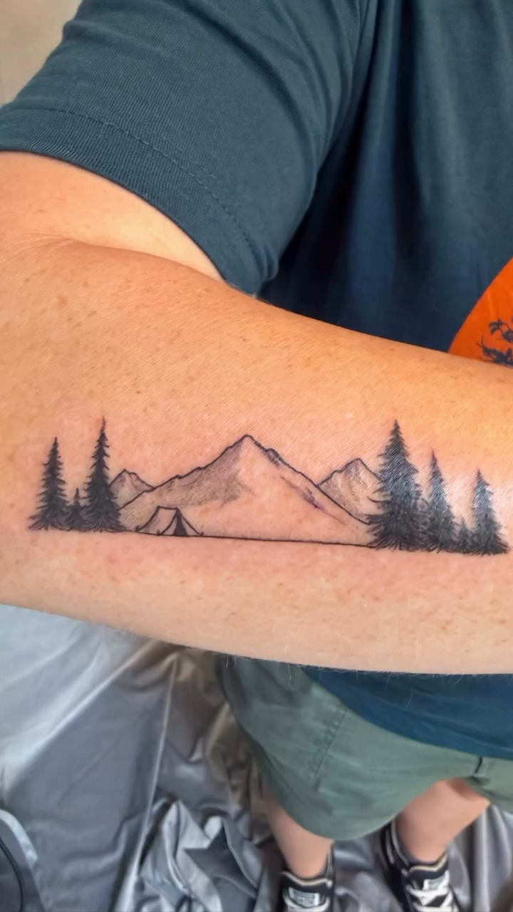 Tattoo by @paintedbyhanna.ink â fine_line, minimalist