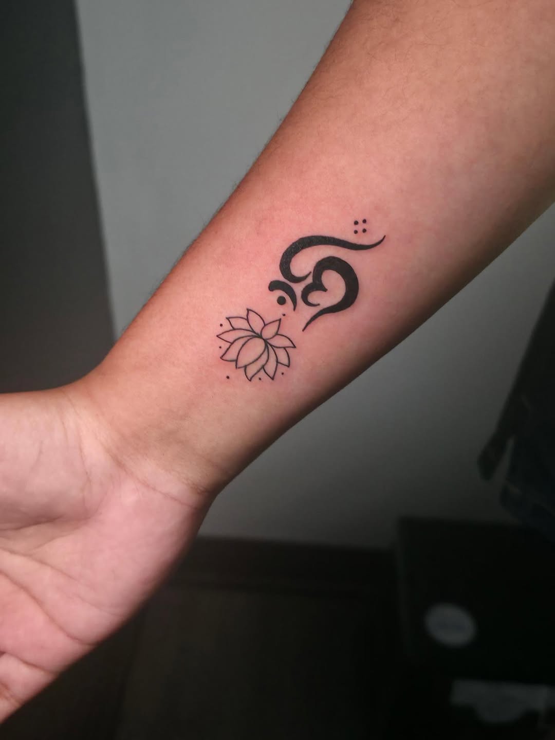 Tattoo by @vens.tattoo โ fine_line, minimalist