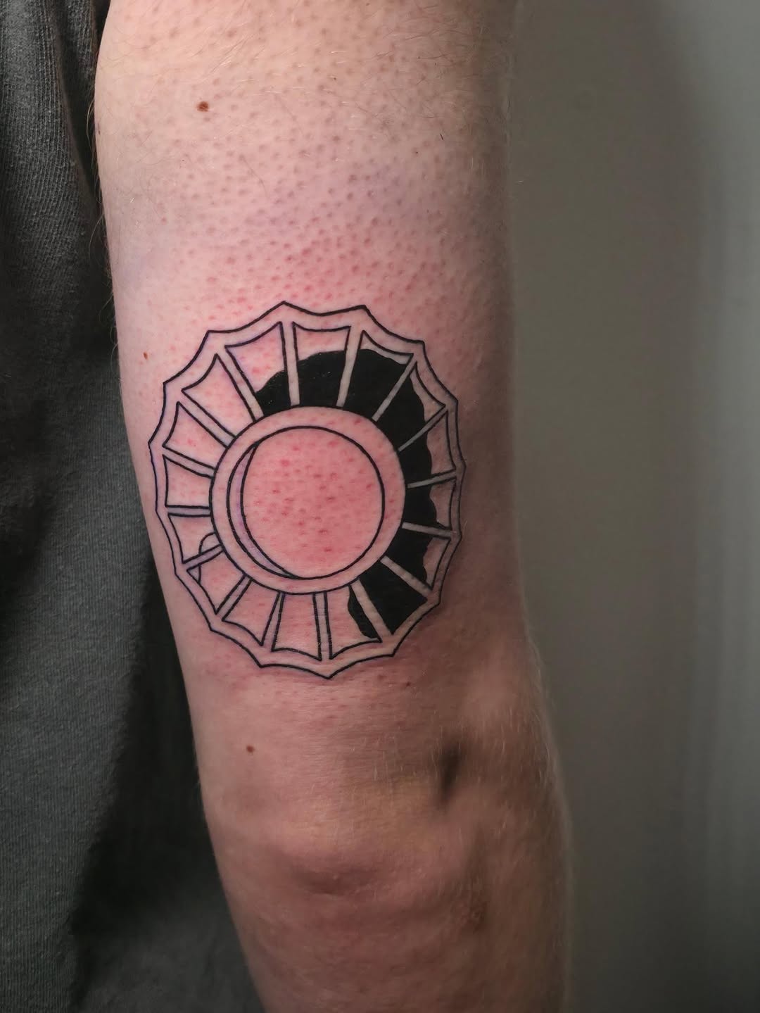 Tattoo by @vens.tattoo โ geometric, blackwork