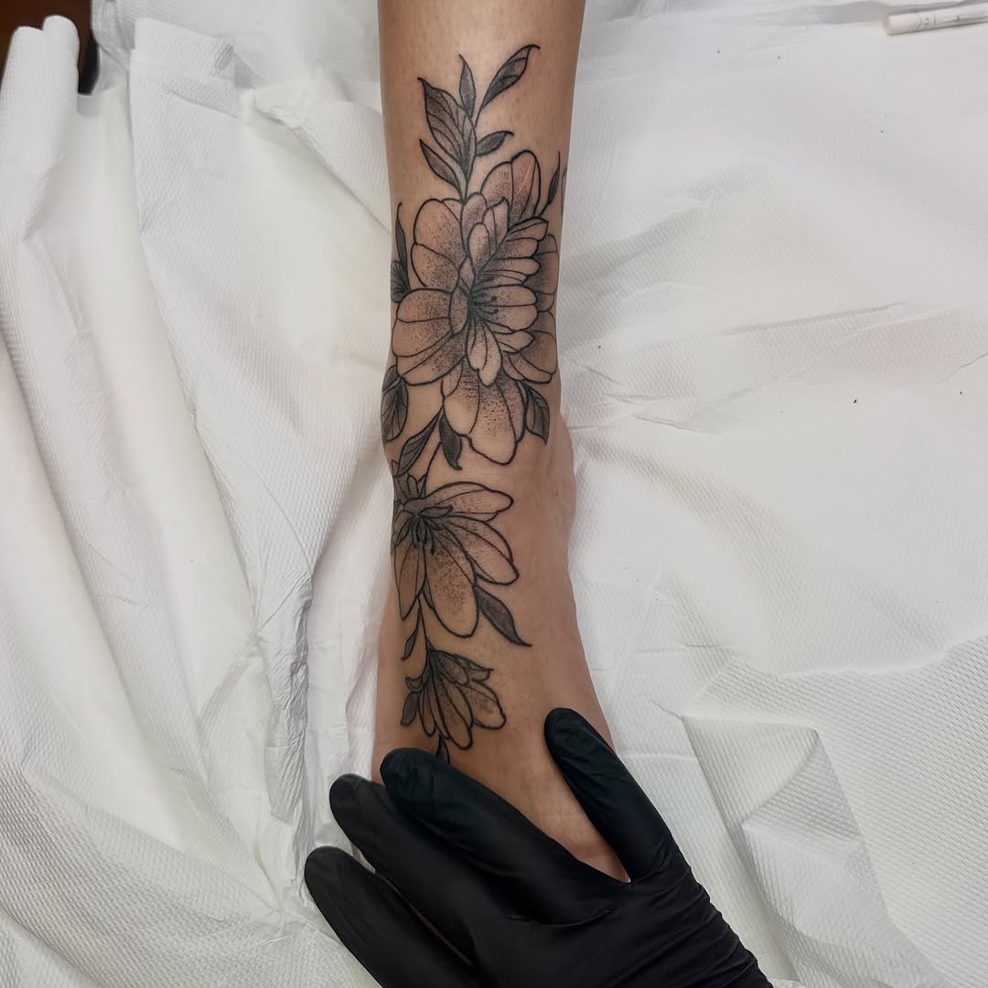 Tattoo by @ferraratattooo โ fine_line, black_and_grey