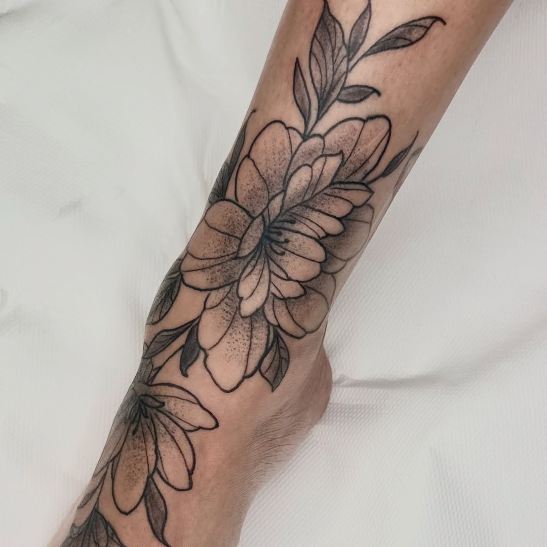 Tattoo by @ferraratattooo โ fine_line, dotwork