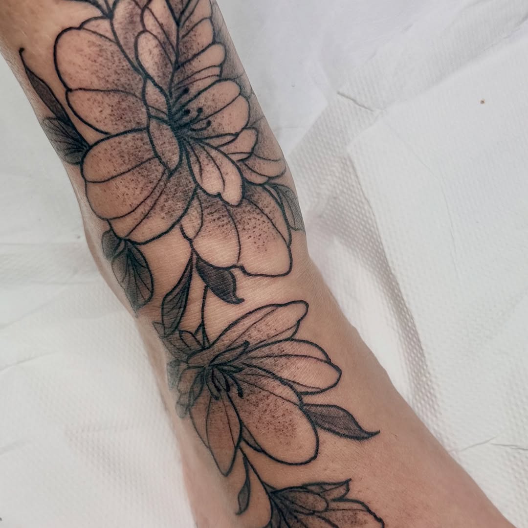 Tattoo by @ferraratattooo โ fine_line, dotwork