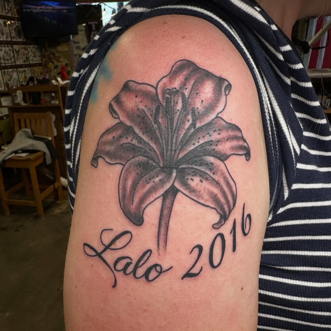 Tattoo by @asmth_ — black_and_grey, lettering_script
