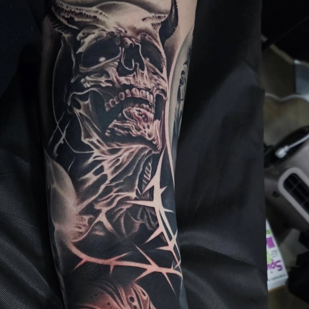Tattoo by @ericbadantattoos โ black_and_grey, realism