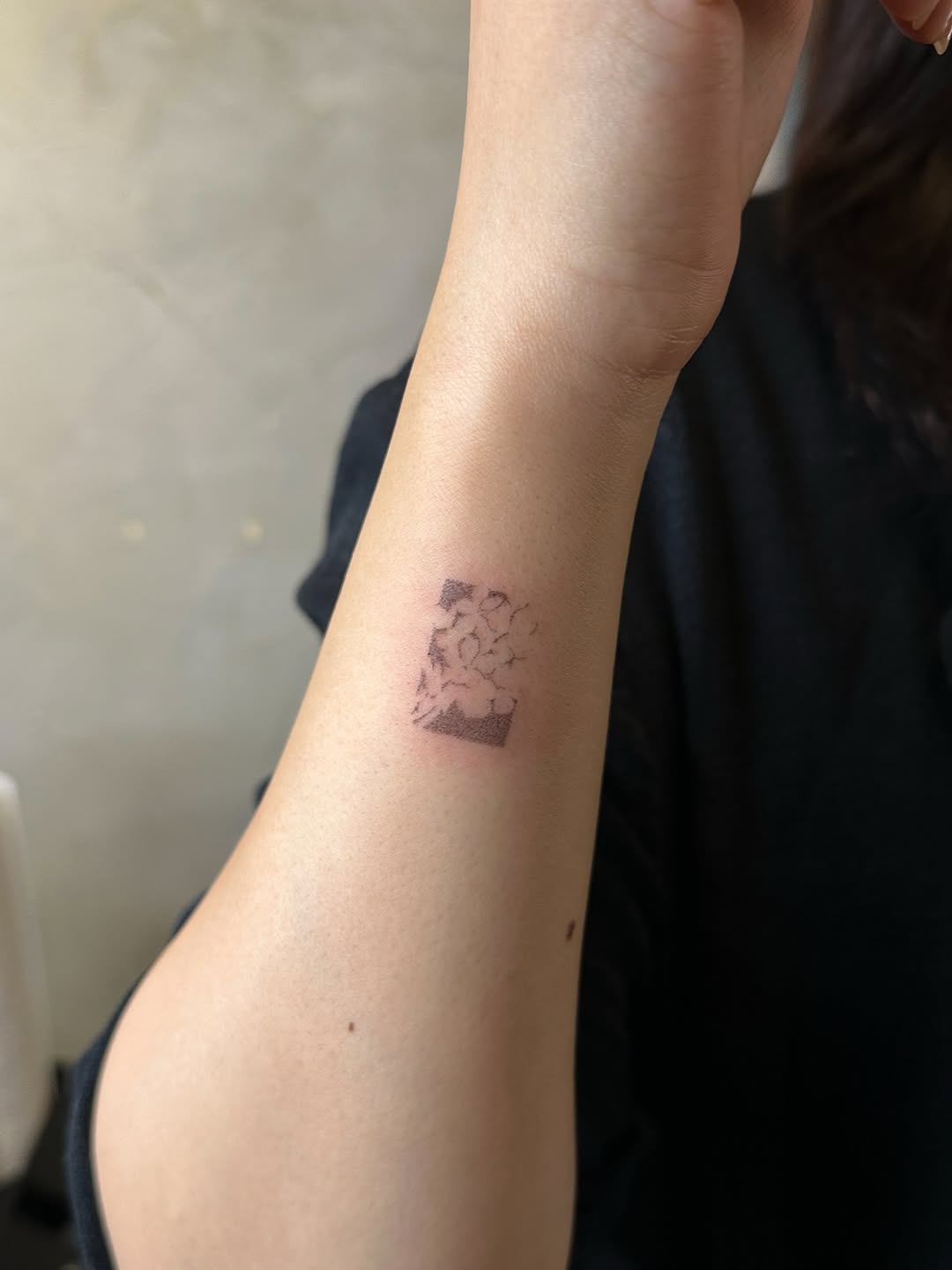 Tattoo by @olobi.poke — fine_line, black_and_grey