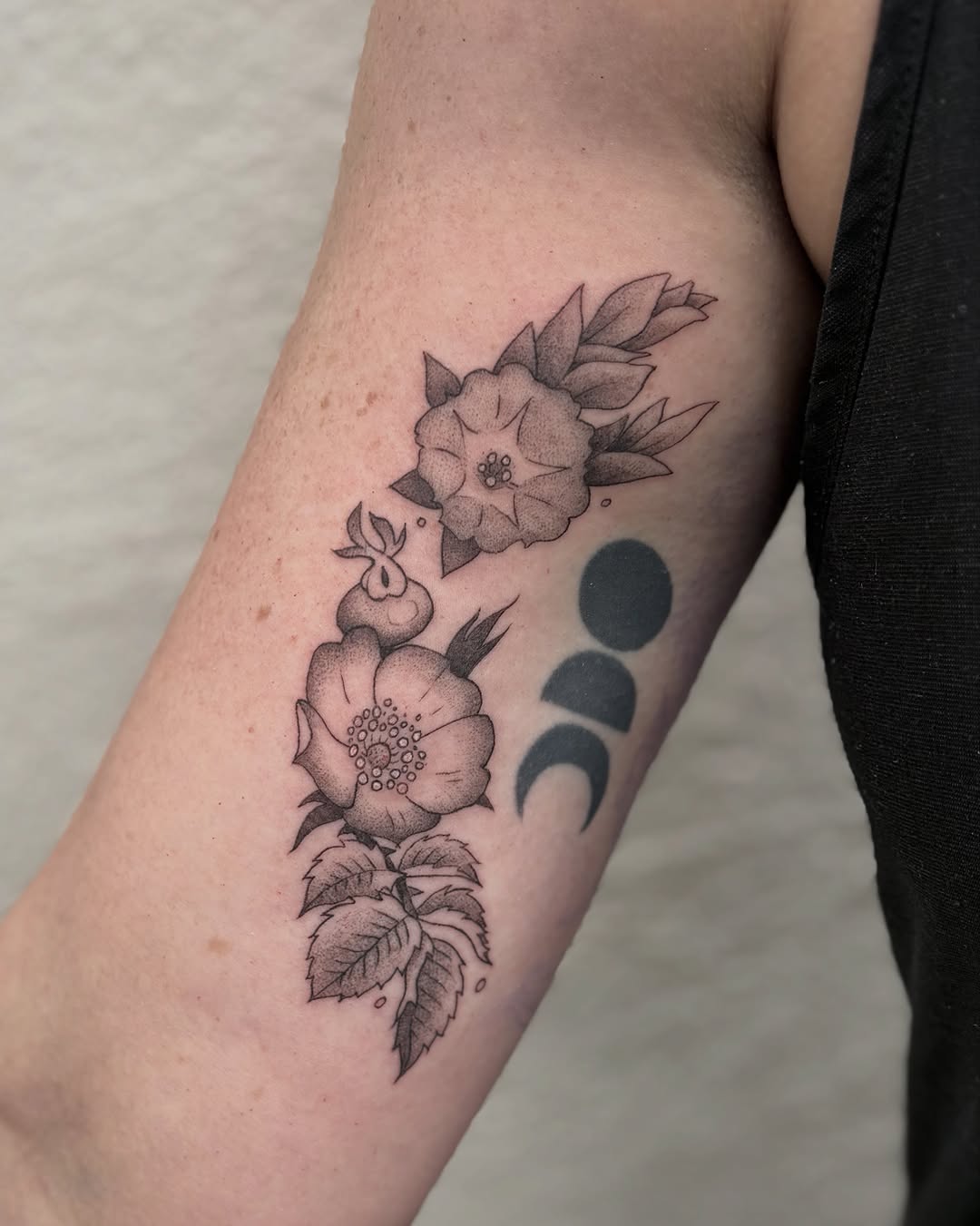 Tattoo by @siltyloamtattoo — fine_line, dotwork