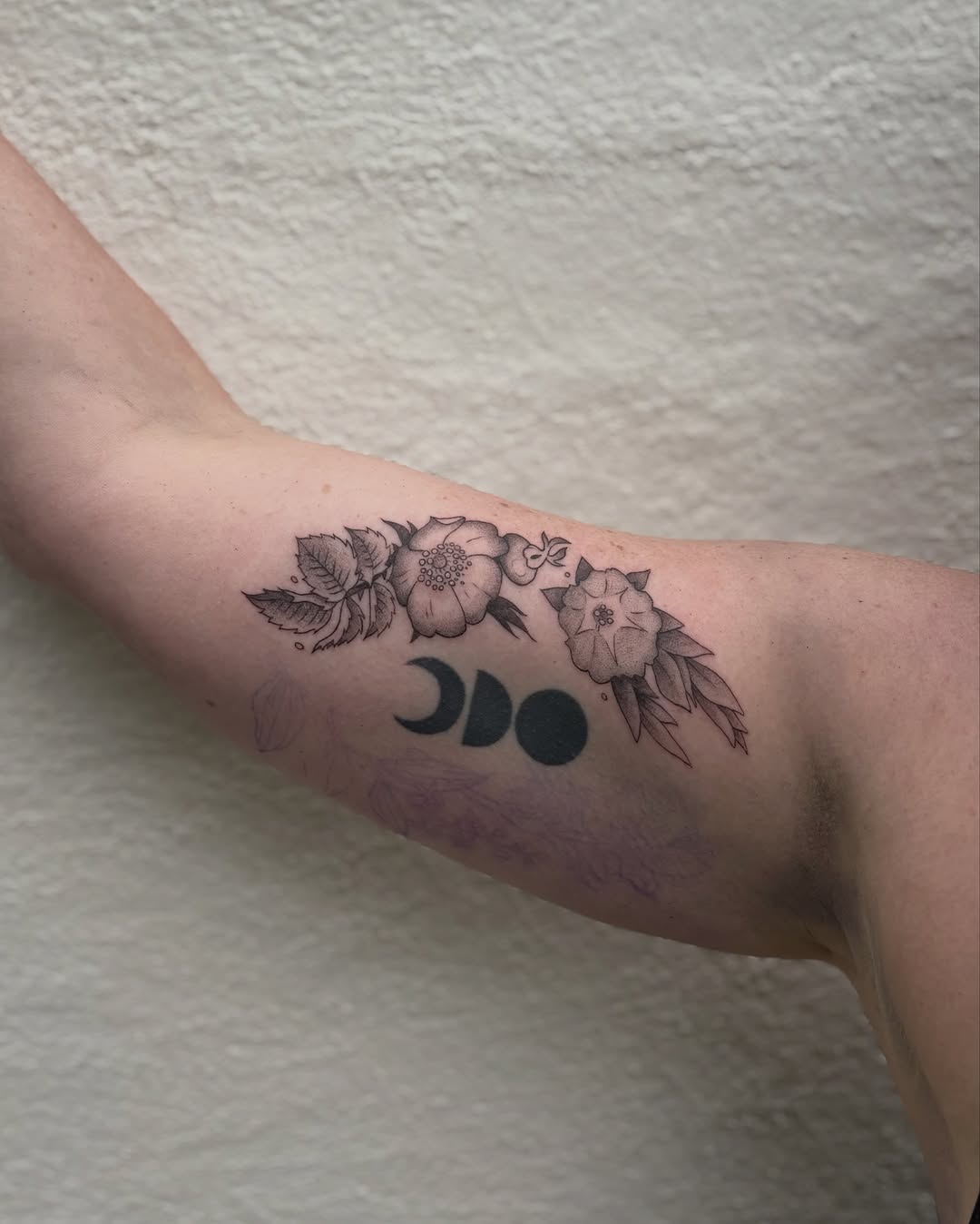 Tattoo by @siltyloamtattoo — fine_line, black_and_grey