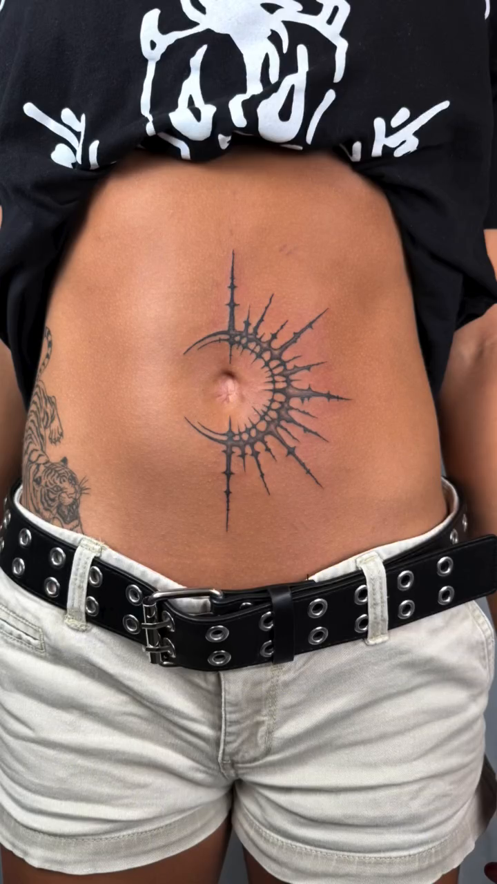 Tattoo by @paintedbyhanna.ink â geometric, blackwork