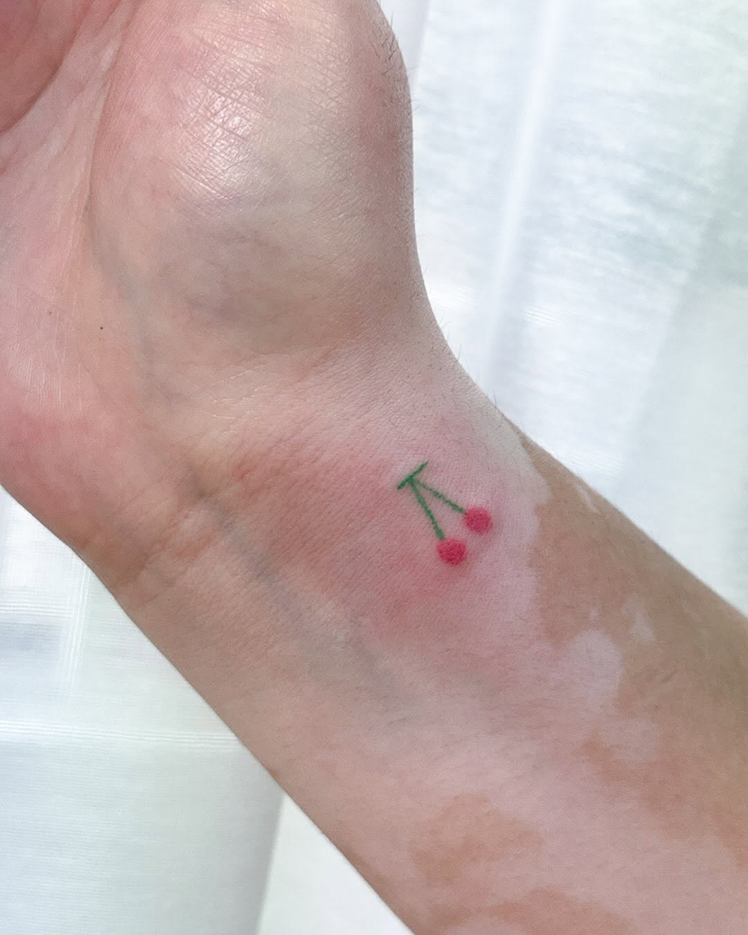 Tattoo by @gimgingi — fine_line, minimalist