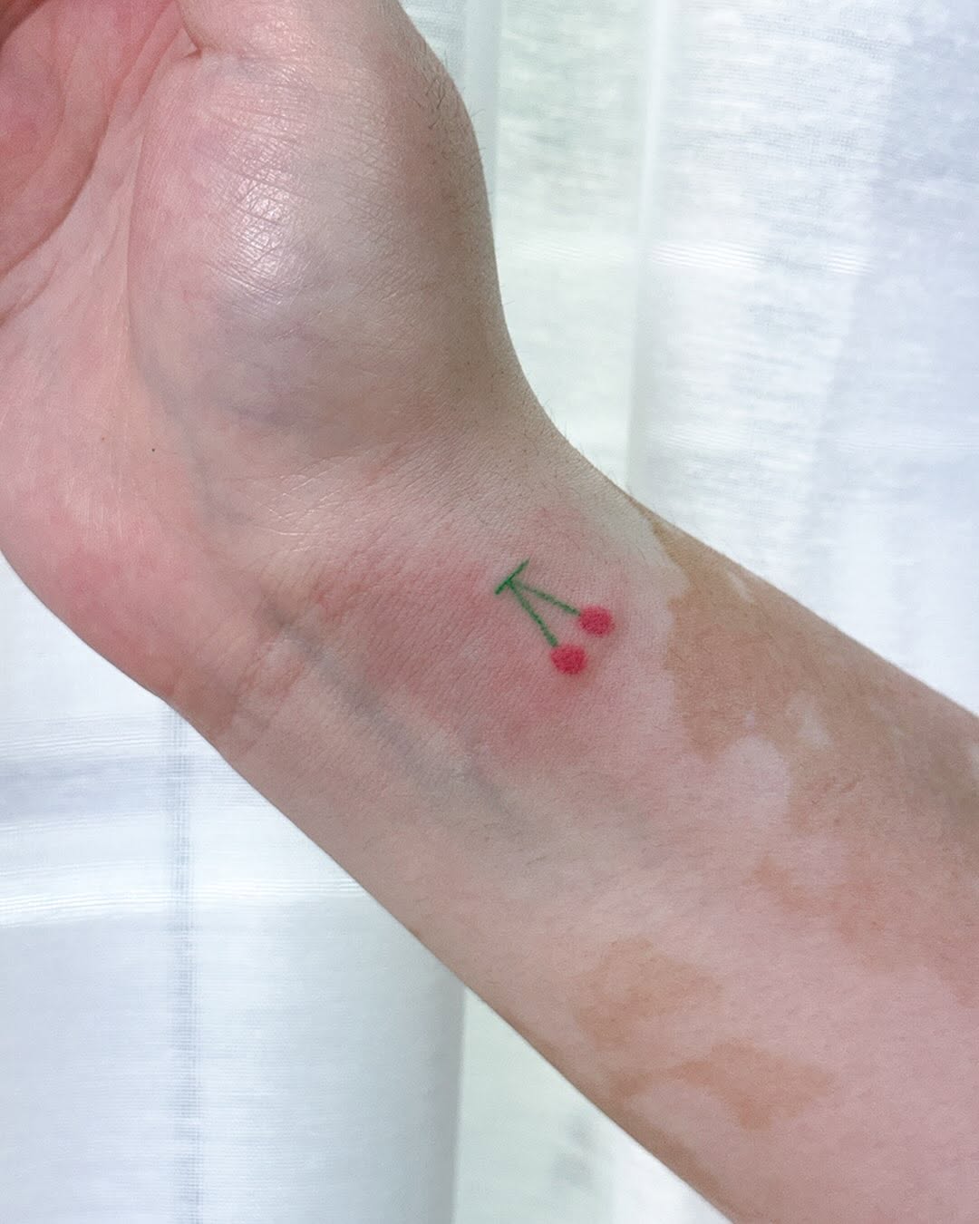 Tattoo by @gimgingi — fine_line, minimalist