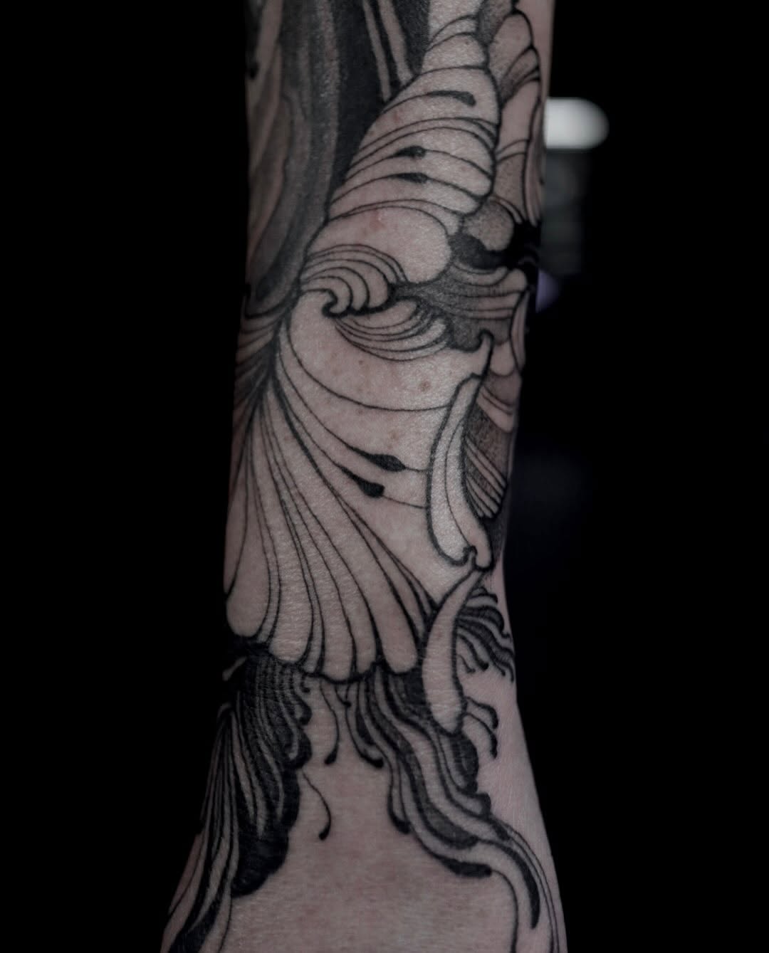 Tattoo by @annie.drkwv — black_and_grey, illustrative