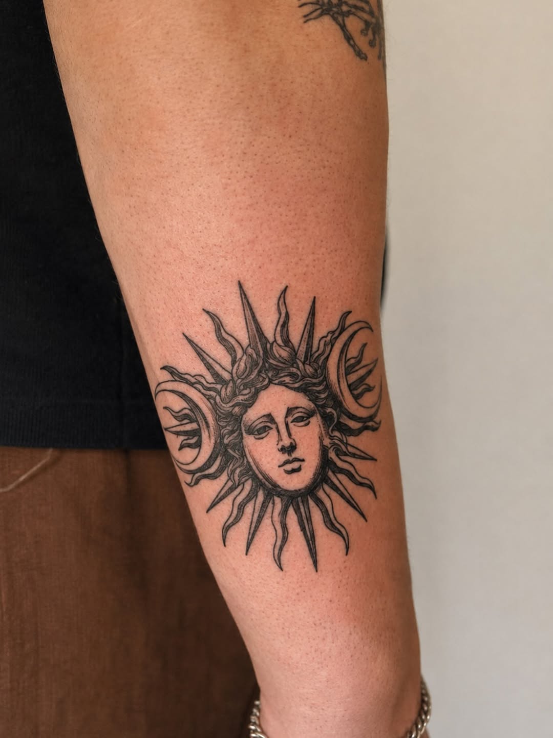 Tattoo by @fivi_lu — fine_line, black_and_grey