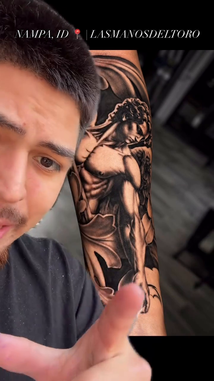 Tattoo by @lasmanosdeltoro — realism, black_and_grey