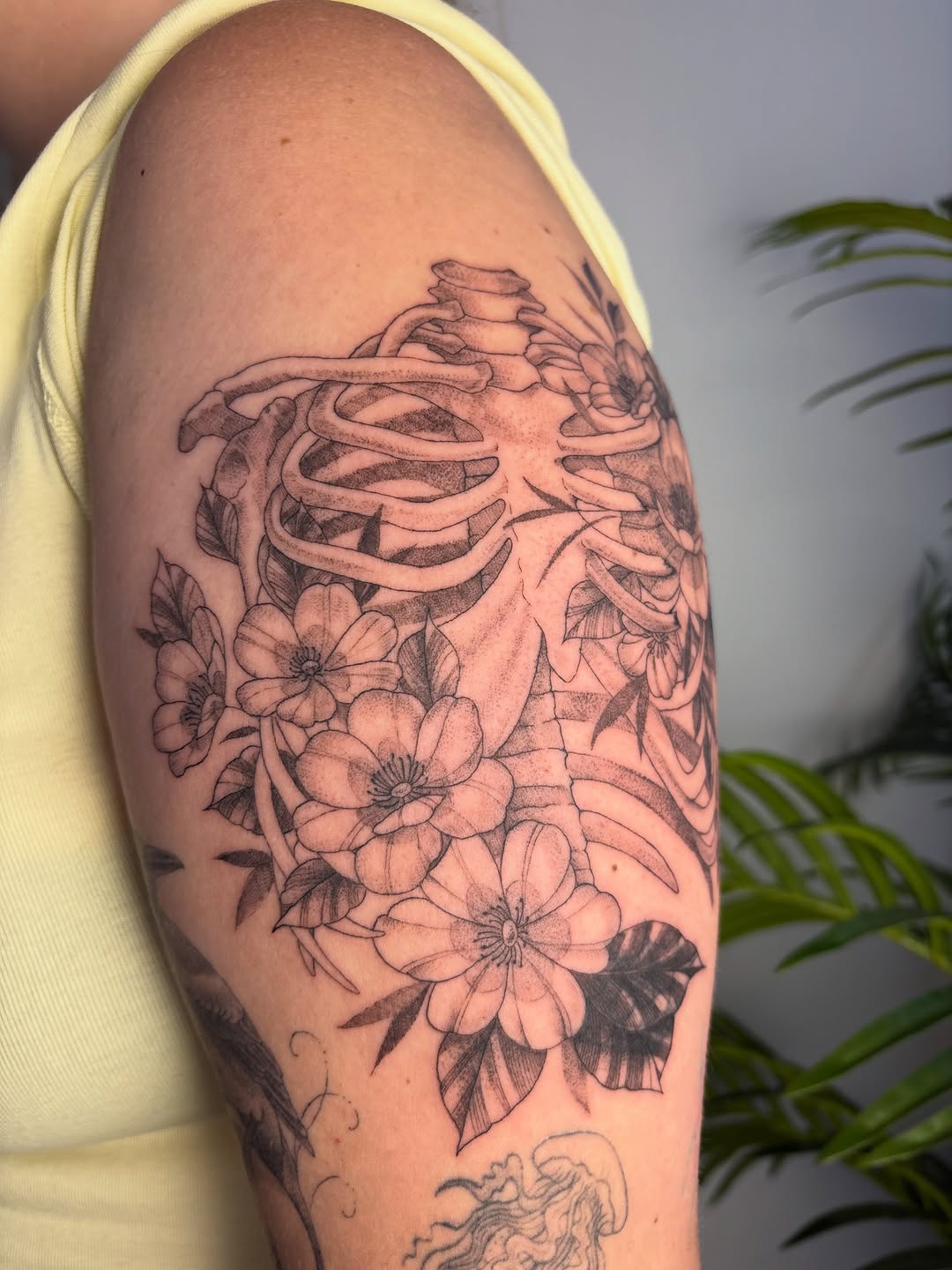 Tattoo by @amberloutattoo โ black_and_grey, fine_line