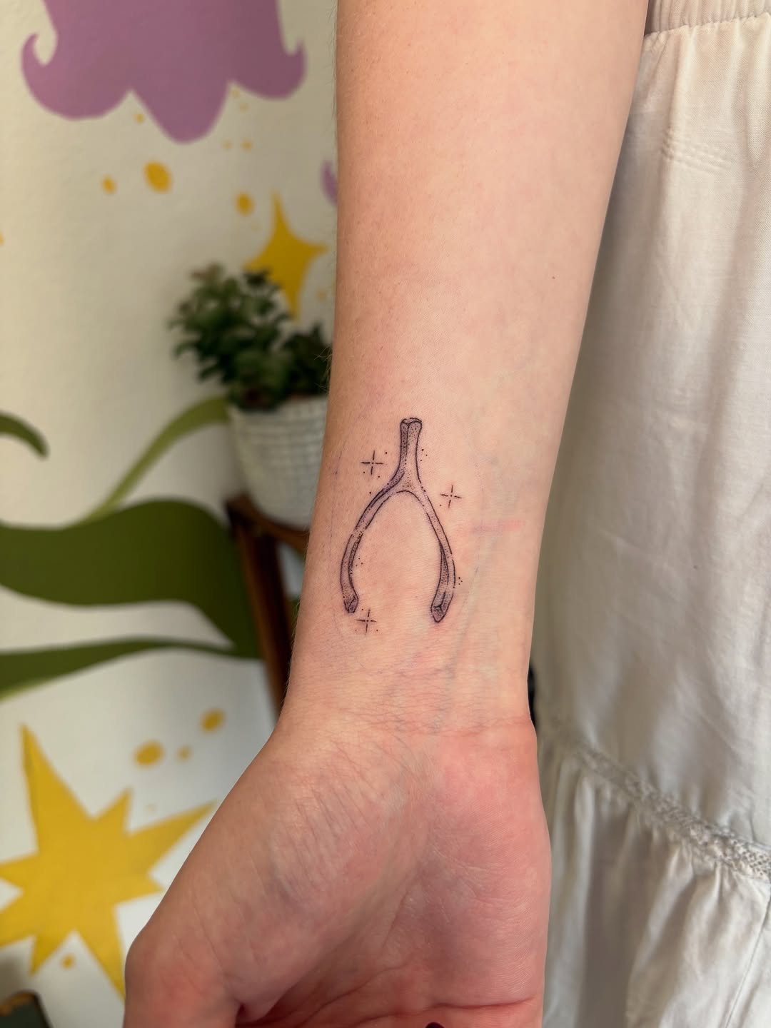 Tattoo by @amberloutattoo โ fine_line, minimalist