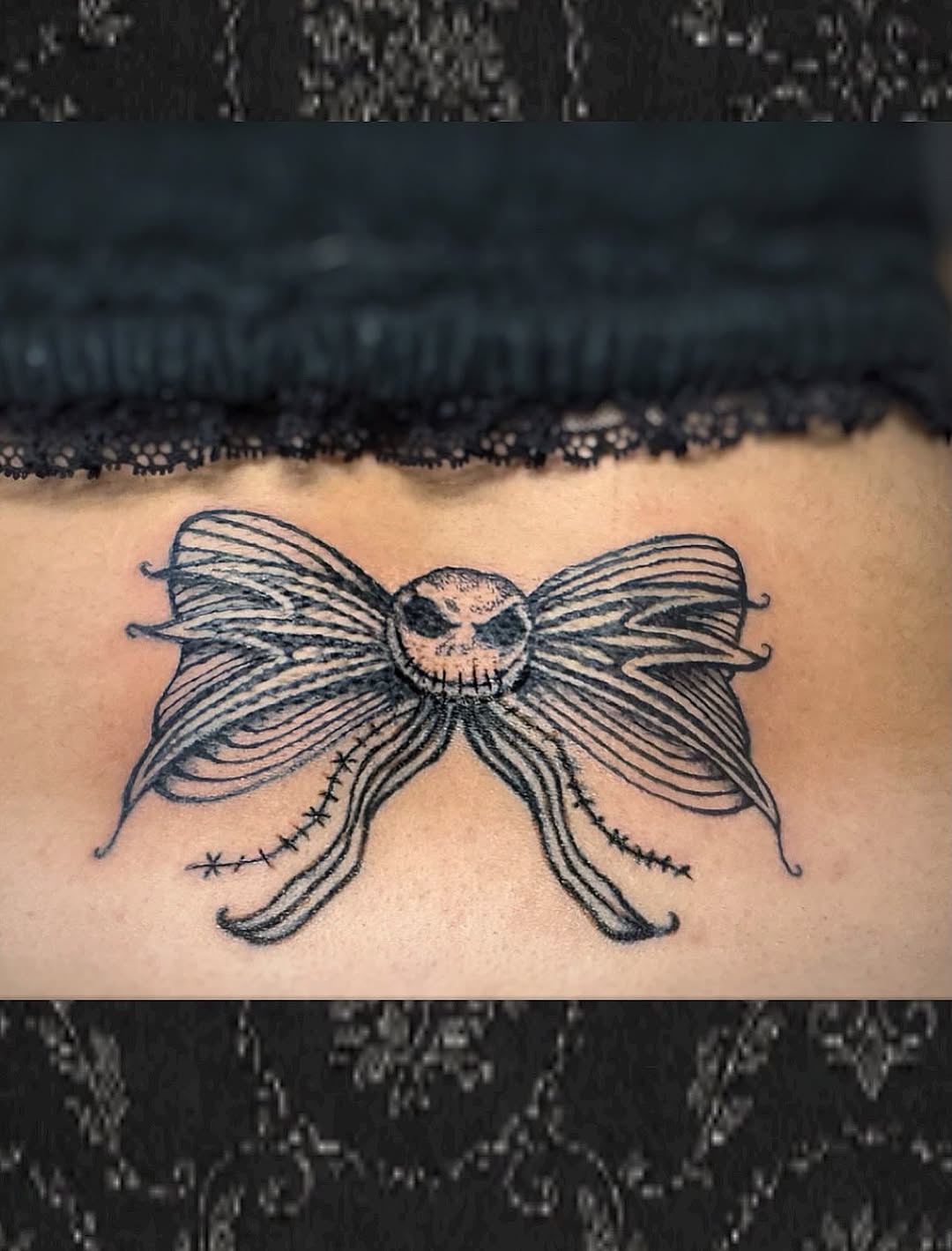 Tattoo by @r0tten.t4ts — black_and_grey, illustrative
