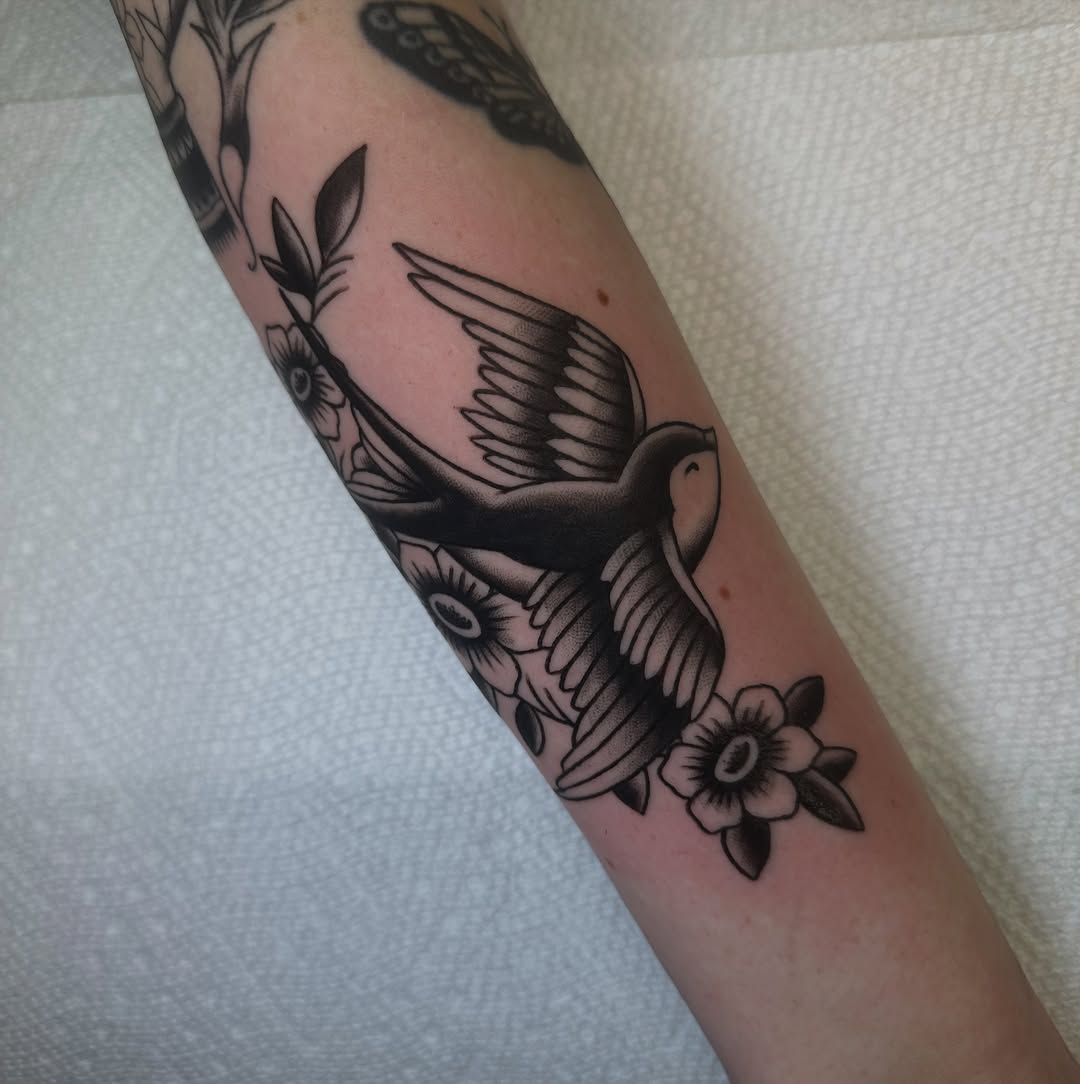 Tattoo by @gloomybugz โ american_traditional