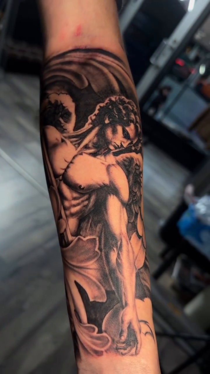 Tattoo by @lasmanosdeltoro — realism, black_and_grey