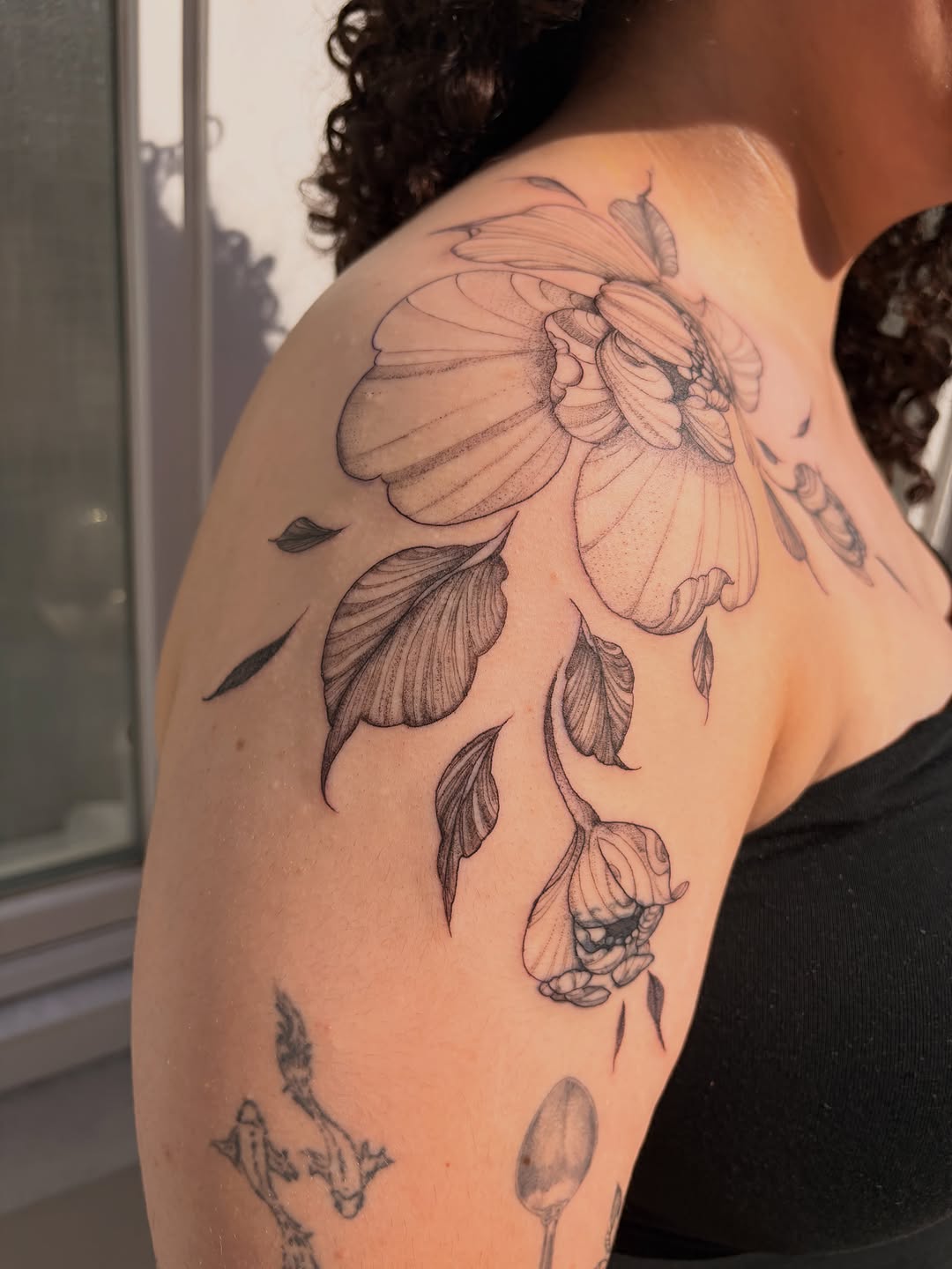 Tattoo by @raini.xo.tattoo β fine_line, dotwork