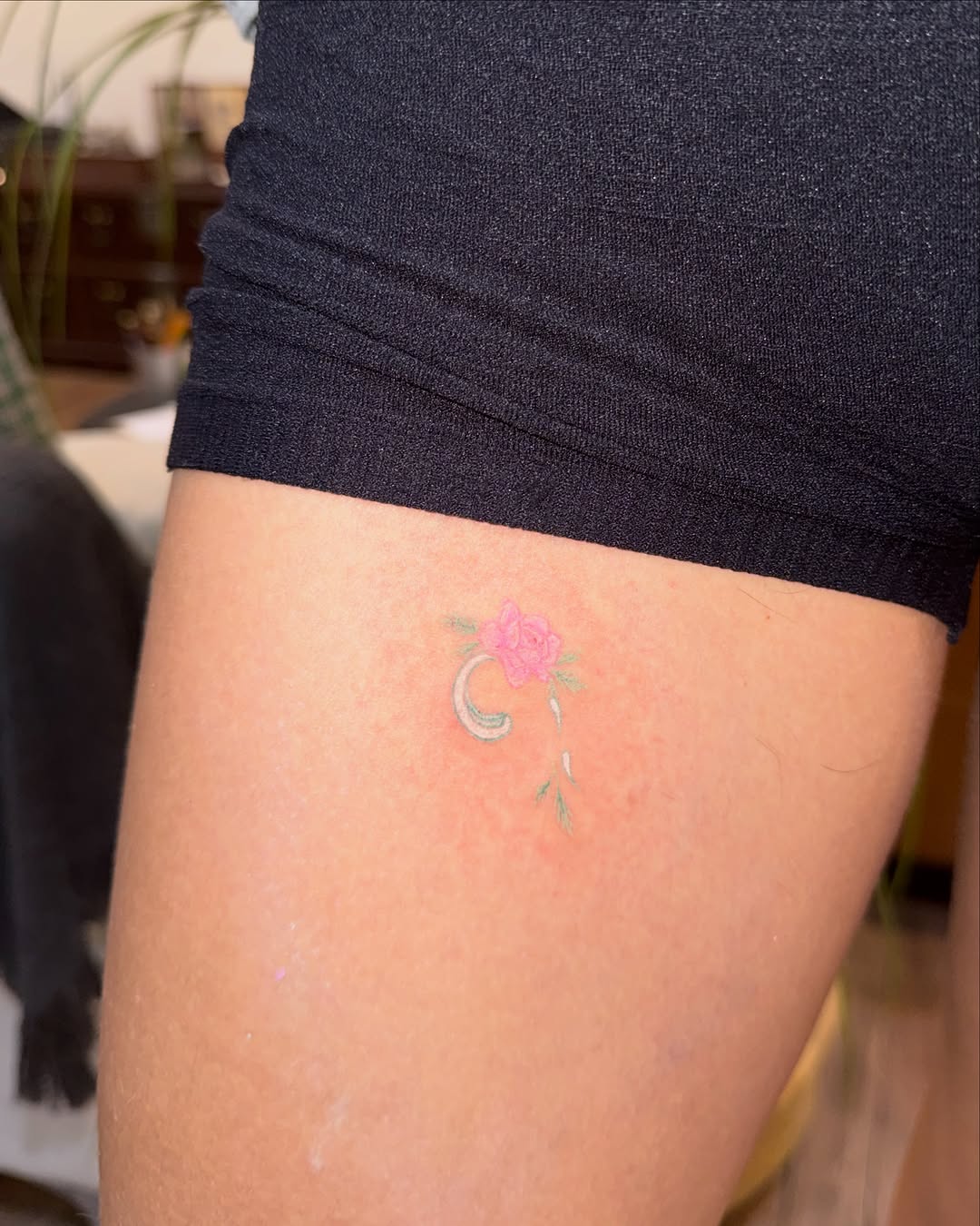 Tattoo by @hii.eul_ โ fine_line, minimalist