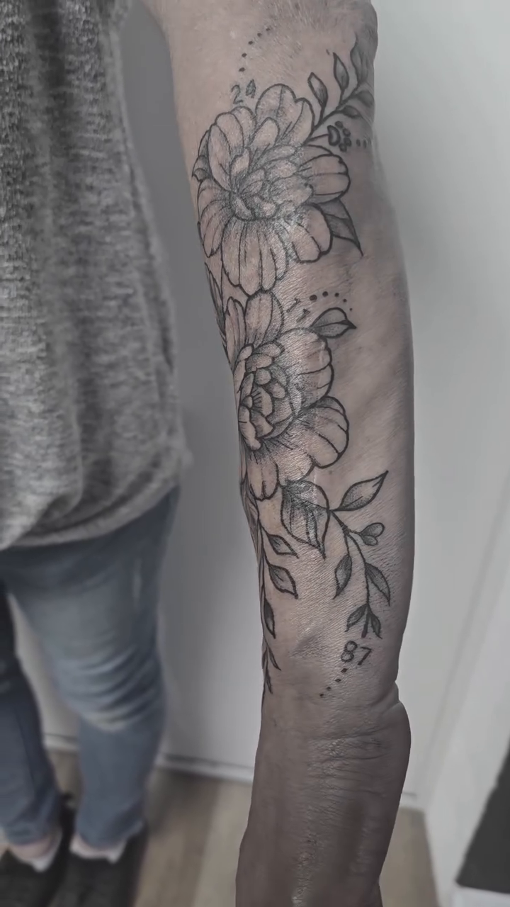 Tattoo by @sabrinamueller.tattoo — fine_line, dotwork