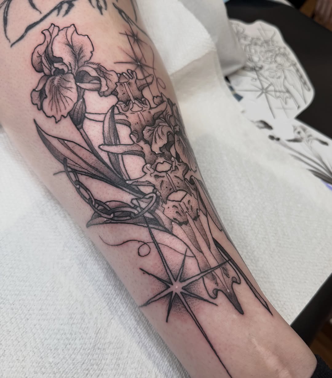 Tattoo by @saturniid.tattoo โ black_and_grey, fine_line