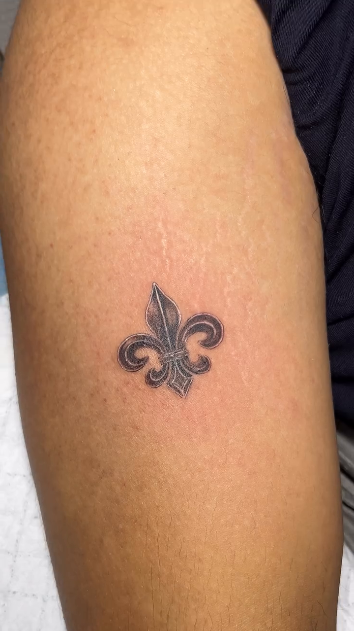 Tattoo by @kallo_tt — fine_line, black_and_grey